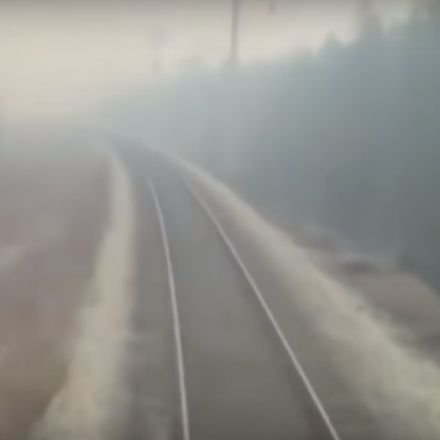 Trein in Rusland rijdt door bosbrand heen