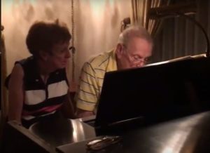 Opa en Oma achter de piano