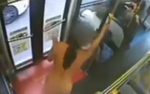 Vrouw in bus, Sydney, kleedt zich uit en gaat paaldansen (nieuwsvideo)