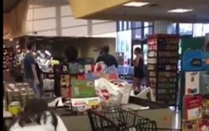 Vrouw gaat los in supermarkt als haar credit card wordt geweigerd