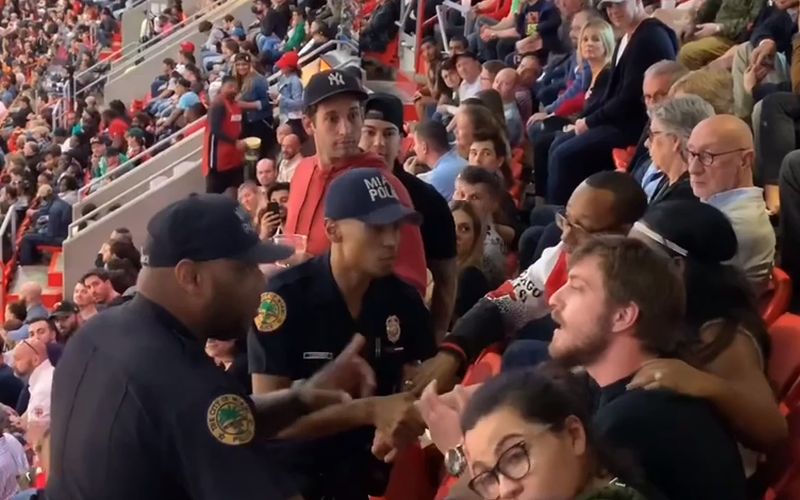 Politieagenten en supporter nemen de snelste weg naar beneden in stadion