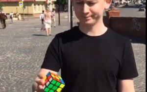 Beetje zwaaien en klaar is de Rubik's Cube