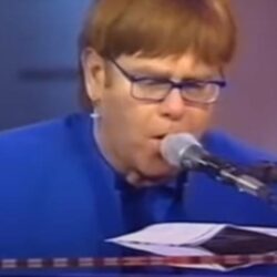 Elton John zingt uit een ovenhandleiding