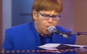 Elton John zingt uit een ovenhandleiding