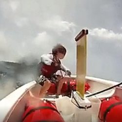 Jong ventje krijgt omgeslagen zeilboot weer recht