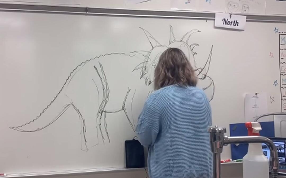 Lerares tekent elke dag een dinosaurus op het schoolbord