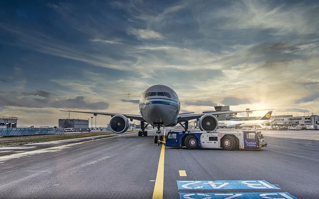 man springt uit bewegend vliegtuig