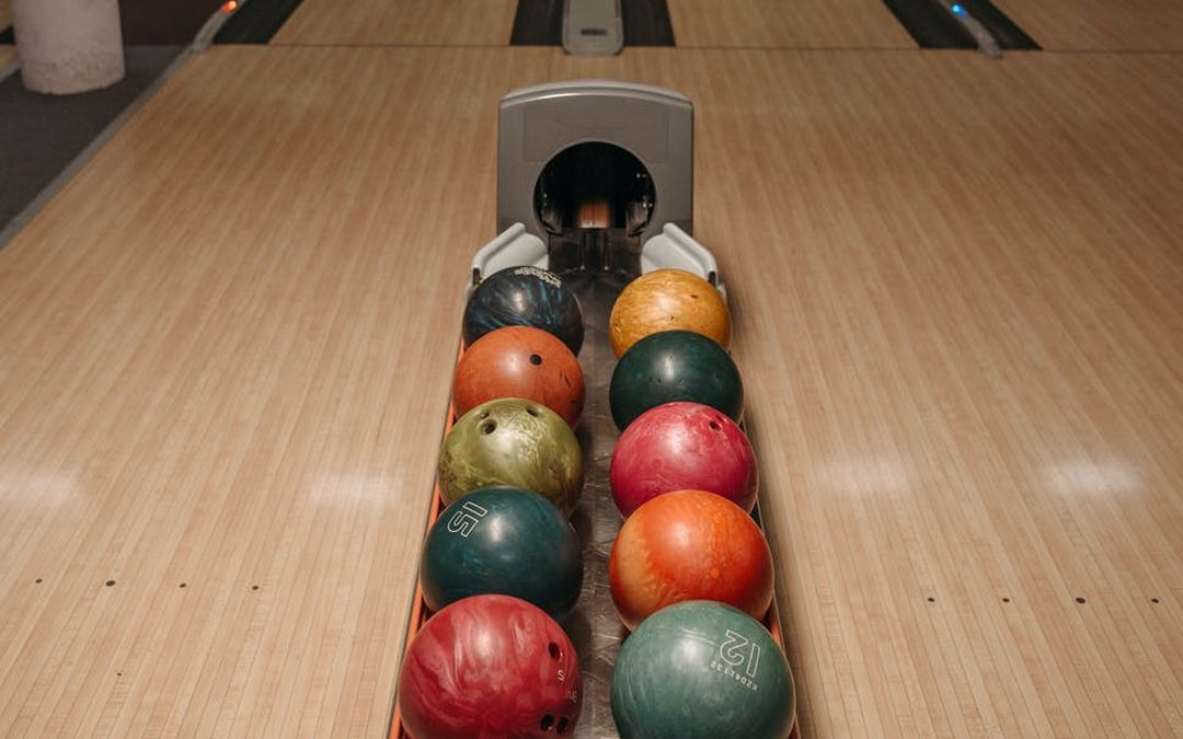 Man vindt 160 bowlingballen onder zijn huis