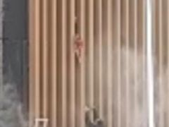 Moeder uit Zuid-Afrika gooit baby naar beneden uit brandend gebouw