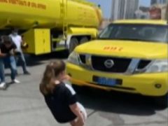 10 jarig Hongaars meisje trekt auto met haar tanden