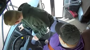 Heldhaftige brugklasser stopt bus