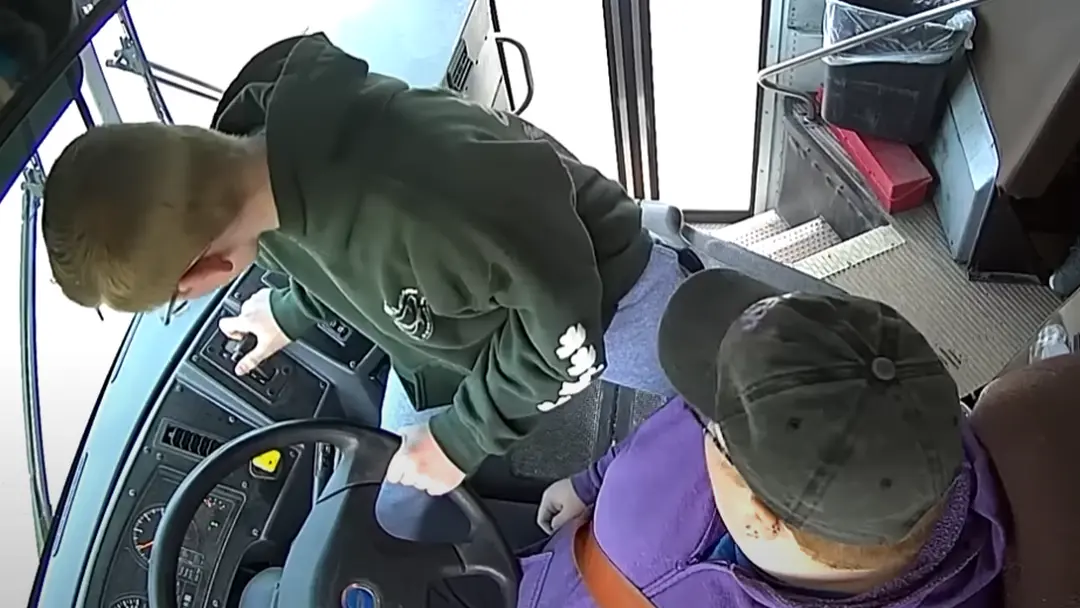 Heldhaftige brugklasser stopt bus nadat bestuurster onwel was geworden